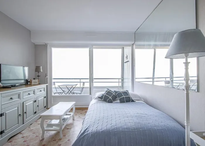 Les Marinas Front Of The