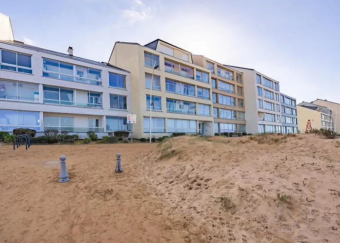 Les Marinas Front Of The * Courseulles-sur-Mer