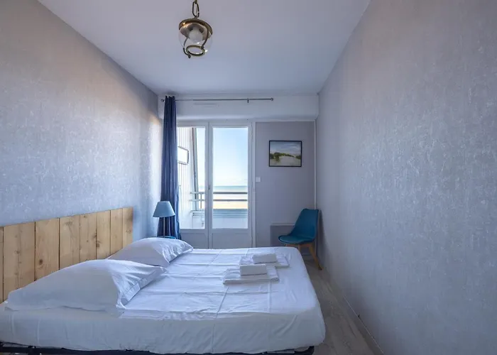 Les Marinas Front Of The