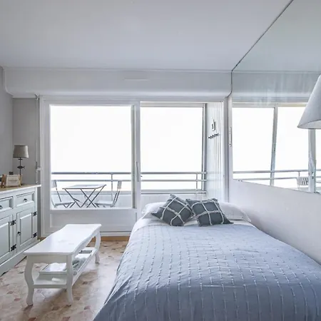 Les Marinas Front Of The