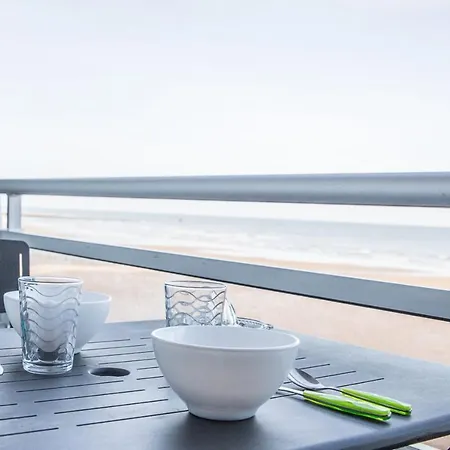 Les Marinas Front Of The *