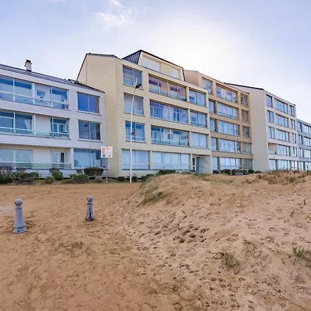 Les Marinas Front Of The * Courseulles-sur-Mer