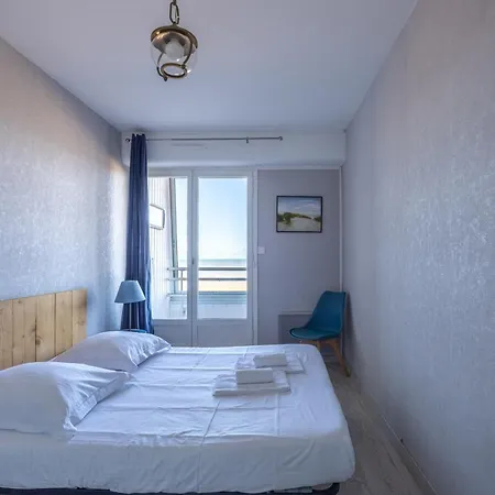 Les Marinas Front Of The